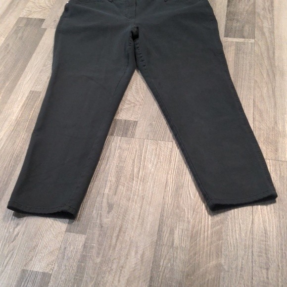 Chico's So Slimming Black Cropped Hi Rise Pant Size Medium, 10 - Picture 4 of 15